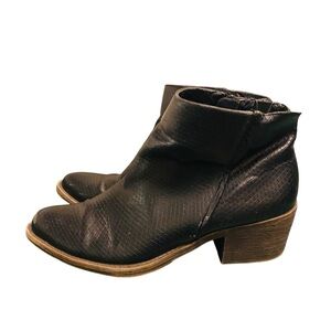 ⭐️ Very Volatile Women’s Black Snakeskin Ankle Boots